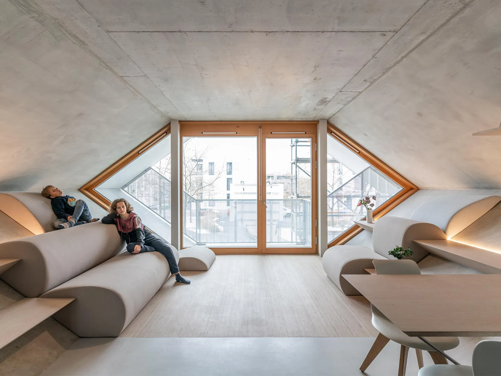 Mamawabe Innenraum mit Waben-Fenstern